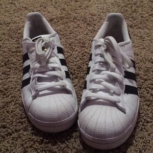 Adidas classic tennis shoe